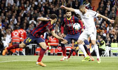 Benzema controla antes de marcar el segundo gol