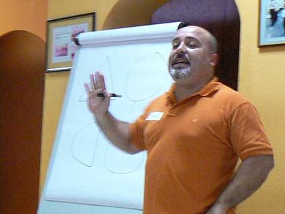 Roberto Flórez, durante una conferencia que impartió en Canarias.