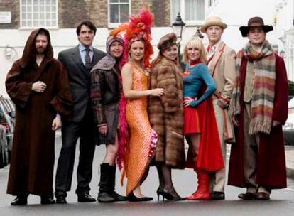 Trabajadores de la casa de subastas Bonham muestran varios de los trajes utilizados en famosas películas que serán subastados el próximo 6 de marzo en Londres.