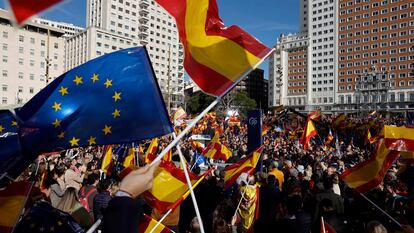 La concentración contra la ley de amnistía en la Plaza de España de Madrid, en imágenes