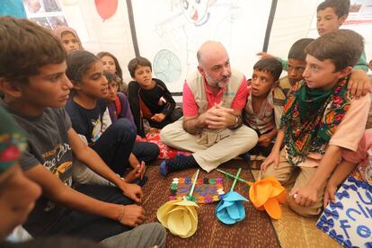 Fran Equiza charla con niños en el espacio seguro para la infancia en el campo de Ain Issa a 50 kilómetros de Raqa.