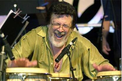 Ray Barretto, en plena actuación en un concierto en San Juan de Puerto Rico en 2002.