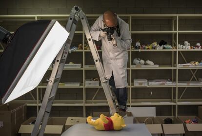 Inventariado al que se sometieron miles de recuerdos, para el proyecto No tinc por (No tengo miedo): un experto fotografía peluches en una sala del centro de colecciones del Museo de Historia de la capital catalana.