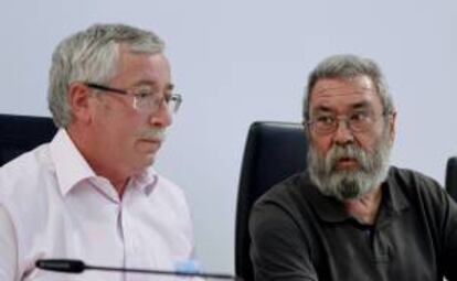 Los secretarios generales de CCOO y UGT, Ignacio Fernández Toxo (i) y Cándido Méndez (d), respectivamente, durante la rueda de prensa que han ofrecido esta tarde representantes de las 150 organizaciones que integran la plataforma de la Cumbre Social, y que se han reunido para ultimar los preparativos de la "Marcha a Madrid" que tendrá lugar el 15 de septiembre contra los recortes del Gobierno.