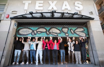 Presentación del proyecto de reapertura de los Cines Texas en el barrio de Gràcia de Barcelona. Foto de familia de los socios de proyecto.