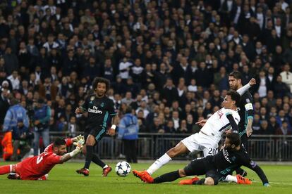 Dele Alli marca el primer gol del partido a Kiko Casilla.