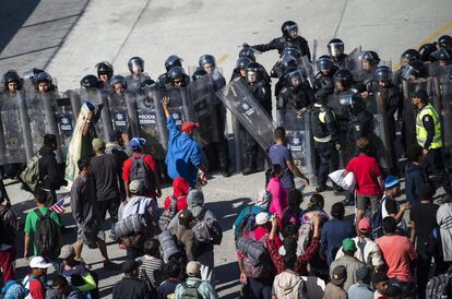 Las fuerzas policiales mexicanas han bloqueado el paso a los migrantes centroamericanos que se dirigían al paso fronterizo de El Chaparral, en Tijuana.