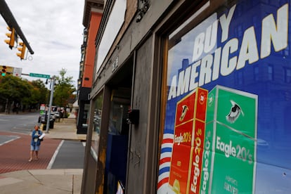 Un cartel dice "compra productos americanos" en una tienda de Pensilvania en 2020.