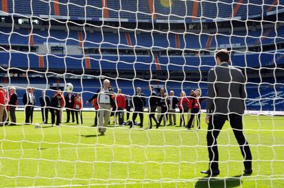 El portero del Real Madrid, Iker Casillas, ha parado todos los penaltis (y eso que está de baja por una lesión en la mano izquierda) lanzados por los miembros de la Comisión de Evaluación del COI en la primera visita a las instalaciones con las que concurre Madrid al sueño olímpico, el estadio Santiago Bernabéu.