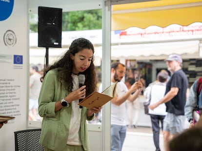 La escritora y poeta Raquel Vásquez, premio Poeta Juan Calderón Matador, 2011, lee su texto ‘Todavía el swing”, en la Feria del Libro 2023.