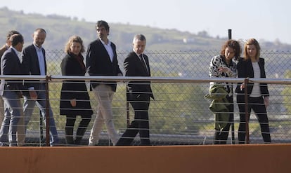 El alcalde donostiarra, Eneko Goia, junto al lehendakari Urkullu y la consejera Ana Oregi, durante su visita al barrio de Martutene.