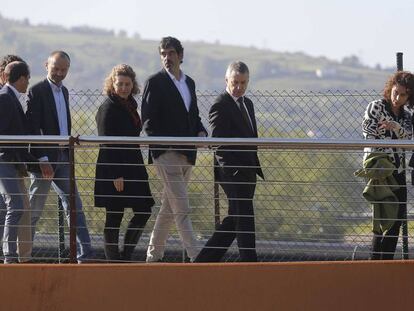 El alcalde donostiarra, Eneko Goia, junto al lehendakari Urkullu y la consejera Ana Oregi, durante su visita al barrio de Martutene.