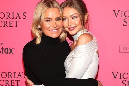 Yolanda Hadid con su Gigi Hadid en un evento de Victoria's Secret.