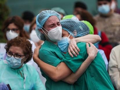 Trabajadoras del hospital Severo Ochoa de Leganés, el pasado 14 de abril, durante el homenaje a un compañero fallecido.