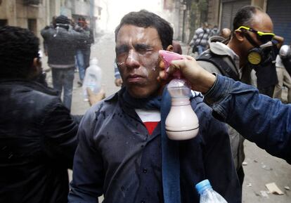 Un hombre recibe leche en sus ojos para aliviarse de los efectos de los gases lacrimógenos en las cercanías de la plaza de la Liberación, el 22 de noviembre de 2011.