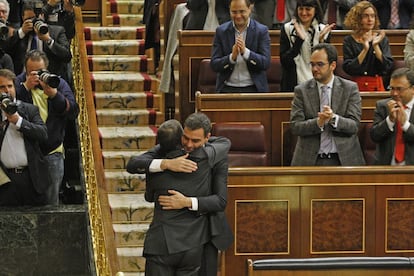 Patxi López se abraza a Pedro Sánchez tras ser elegido presidente del Congreso.