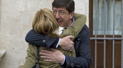 Juan Marín se abraza a una simpatizante en Sanlúcar (Cádiz).