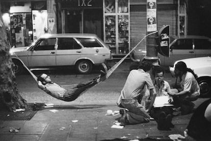 'Personatge estirat en una
hamaca. La Rambla'm de la
sèrie 'Reportatges: Barcelona' (1976-1977).