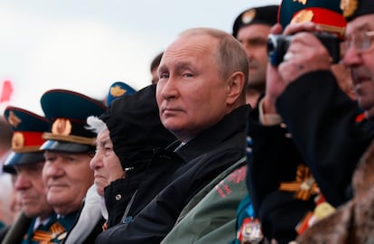 El presidente ruso, Vladimir Putin, sigue el desfile del Día de la Victoria en una imagen distribuida por el Kremlin. 