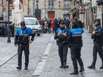 Agentes de policía en la Plaza de la Flora de Burgos capital, este domingo.