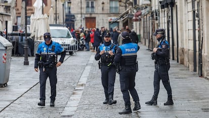 Agentes de policía en la Plaza de la Flora de Burgos capital, este domingo.