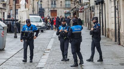Agentes de policía en la plaza de la Flora de Burgos, este domingo.