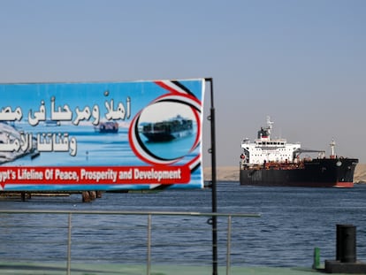 Un carguero atravesaba el canal de Suez el 10 de enero.