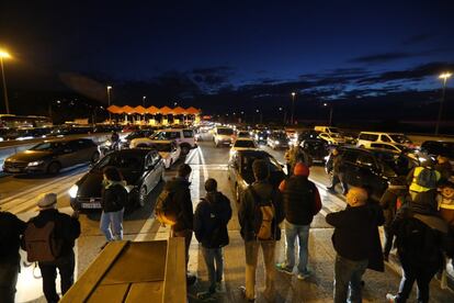 Corte de la autopista C-32 a la altura de Premià (Barcelona) al primera hora de la jornada de huelga general en Cataluña.  