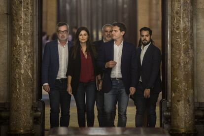 Desde la izquierda: José Manuel Villegas, Lorena Roldán, Carlos Carrizosa, Albert Rivera y Fernando de Páramo, en el interior del Parlament de Cataluña, este martes.