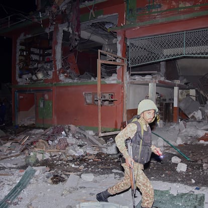 An army soldier examines a building damaged by a suspected Indian missile attack near Muzaffarabad, the capital of Pakistan controlled Kashmir, in Wednesday, May 7, 2025. (AP Photo/M.D. Mughal)
Associated Press/LaPresse