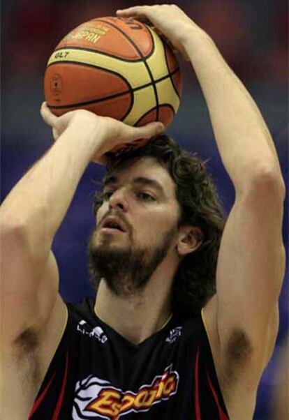 Pau Gasol ensaya el lanzamiento.