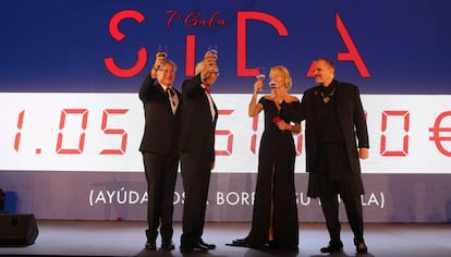 De izquierda a derecha: Boris Izaguirre, el doctor Bonaventura Clotet, Bel&eacute;n Rueda y Miguel Bos&eacute;, anoche en la Gala Sida.