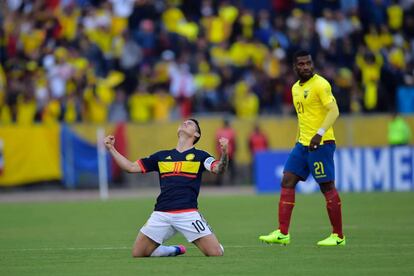 James Rodriguez celebra después de anotar un gol contra Ecuador en Quito.