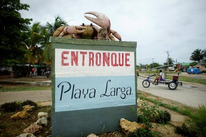 Un monumento al cangrejo, situado sobre el cartel de entrada a Playa Larga, en Cuba, el 21 de abril de 2017.