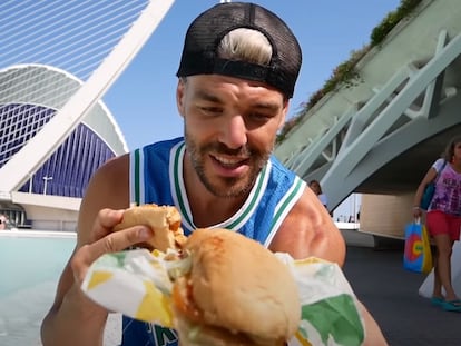 El 'youtuber' JDalmau consume alimentos poco saludables en un vídeo de su canal.