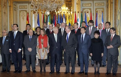 El rey Juan Carlos I, preside la celebración por el 20 aniversario de la Casa de América acompañado del ministro de Exteriores, Margallo, Ignacio González, presidente de la Comuniad de Madrid, y la alcaldesa, Ana Botella, entre otras autoridades de América Latina.