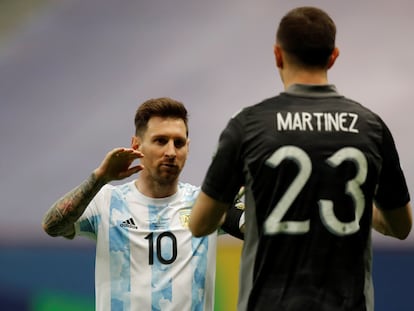 Messi felicita Emiliano Martínez durante a rodada de pênaltis contra a Colômbia na Copa América.