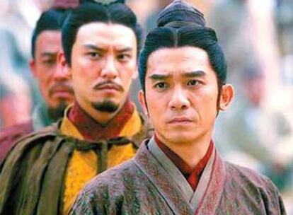 Tony Leung, en primer término, en un fotograma de <i>Acantilado Rojo.</i>