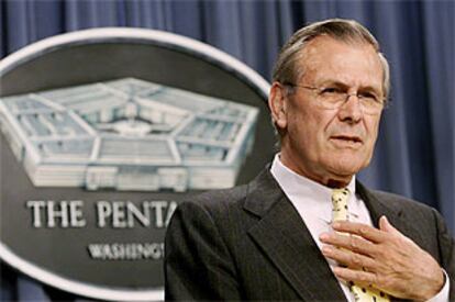 Rumsfeld responde a los periodistas en la conferencia de prensa de hoy.