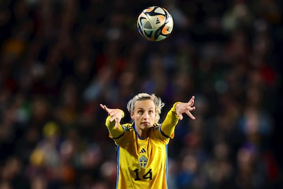 Nathalie Bjorn. de Suecia, saca de banda durante el partido de semifinales.