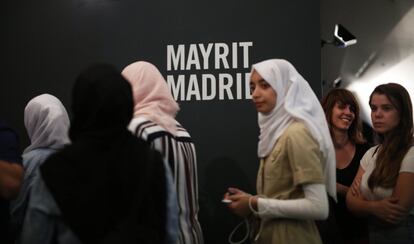 Una veintena de refugiados sirios y palestinos conocen el pasado islámico de Madrid en una ruta gratuita.