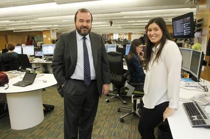 José Luis Sainz, consejero delegado de EL PAÍS, con la estudiante Claudia González