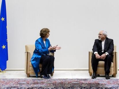 A chefe de diplomacia da UE, Catherine Ashton, e o ministro iraniano de Relações Exteriores, Javad Zarif, durante conversa mantida em outubro passado em Genebra.