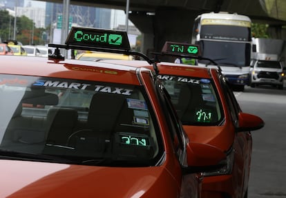 Em Bangkok, taxistas sinalizam nos carros que já receberam as vacinas contra a covid-19. Até esta segunda-feira, 24 de maio. cerca de 3.000 veículos contavam com esta sinalização na capital da Tailândia.