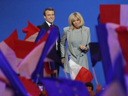 Emmanuel Macron y su esposa Brigitte durante la campa&ntilde;a electoral.
