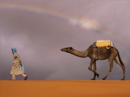 Un tuareg en la duna de Erg Chebbi, junto a Merzouga, al sureste de Marruecos.