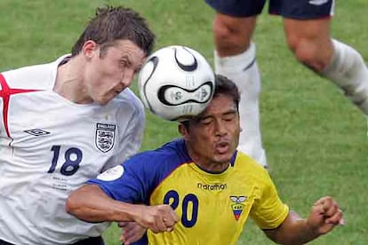 El inglés Carrick y Tenorio intentan cabecear el balón.