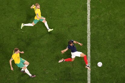 Disparo de Mbappé durante el partido de Francia frente a Australia.