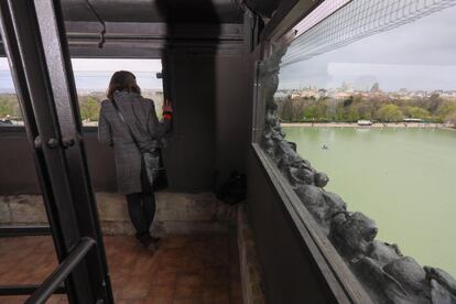 "Desde aquí se aprecia perfectamente el poderío de la masa vegetal, los distintos tonos de verde, que cambian según las estaciones, y sobre todo la dimensión real del Retiro, cómo se engarza con la ciudad. Además, la altura te aísla del ruido y te hace comprender mejor la historia de este parque magnífico", explica Mercedes Pérez Gallo, técnico del departamento de Patrimonio Histórico del Ayuntamiento de Madrid.