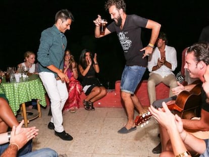 Juan Habichuela &#039;Nieto&#039; (con pantal&oacute;n blanco) y sus amigos, en plena juerga en la cueva La Buler&iacute;a, en el Sacromonte.